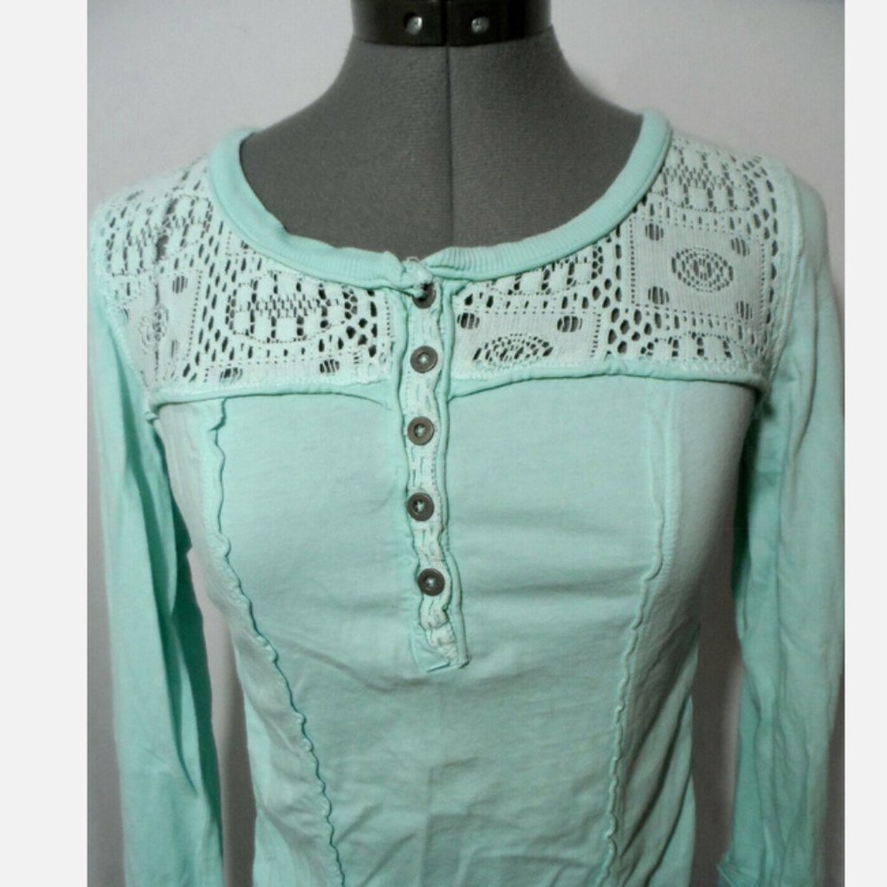 FREE PEOPLE Gold Coast Henley T-shirt Top S Sky Blue Scoop neck Lace trim blouse